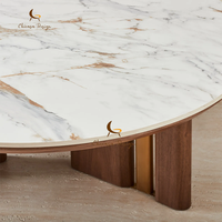 Table basse de luxe haut de gamme avec plateau en marbre, pieds en bois de noyer et accents métalliques dorés, mobilier contemporain pour salon