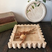 Plateau décoratif carré en travertin beige à bords festonnés