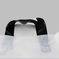 Matglanzende, semi-transparante, bedrukte shoppertasjes met uitgesneden handvat voor boetieks, kledingwinkels en cadeauverpakkingen.