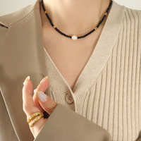 Collier en chaîne de perles de verre noir et perle d'eau douce unique en acier inoxydable plaqué or 18 carats personnalisé en gros pour femmes