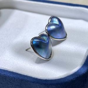 Boucles d'oreilles clous en argent 925 avec perle en forme de cœur bleu eau de mer pour femme, 14-15 mm, sertissage romantique - Product Image 1