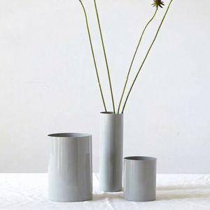 Florero cilíndrico de acero inoxidable, florero gris con recubrimiento de polvo, decoración de mesa elegante, maceta de árbol en venta - Product Image 1