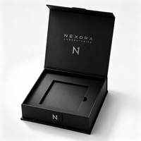 Boîte cadeau magnétique noire personnalisée avec insert ajusté et logo argenté pour kits de lancement de produits de marque technologique