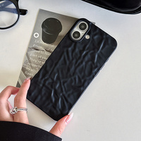 Coque de téléphone en silicone souple noir mat avec texture froissée 3D effet feuille d'étain pour iPhone 18 Pro Max 17 16 15 Plus – Tendance et stylée