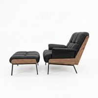 Fauteuil lounge en bois courbé de style mid-century moderne en noyer avec repose-pieds |    Fauteuil en cuir avec coque en contreplaqué et repose-pieds pour penthouse