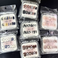 Uñas postizas con patrón cuadrado de almendra medio-corto con diseño francés brillante colorido para niñas, nuevos productos a presión para dedos