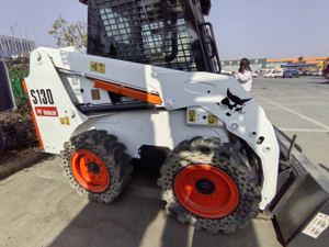 Chargeuse compacte S130 modèle 2023 d'occasion en excellent état, moteur et roulements inclus, équipement de construction à vendre - Product Image 5