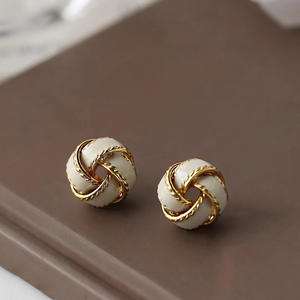 Boucles d'oreilles pendantes en or E4770 avec boule en coquillage, design vintage pour femmes, à porter au quotidien - Product Image 4