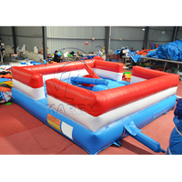 Arène de combat rectangulaire gonflable d'extérieur pour deux joueurs, jeu interactif de joute gonflable avec bâtons de gladiateur