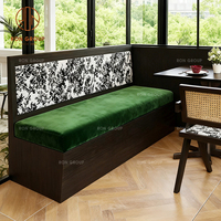 Ensemble de meubles modernes pour café, restaurant, salon de thé : banquette en velours vert en forme de L, table rectangulaire en marbre et chaise à dossier en rotin
