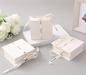 Bán buôn Jewel bao bì thân thiện với môi lật Top Box và Pouch cho dây chuyền vòng tay đồ trang sức với in nổi - Product Image 2