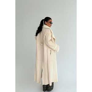 Manteau en duvet blanc cassé pour femme avec détails boutonnés - Product Image 1