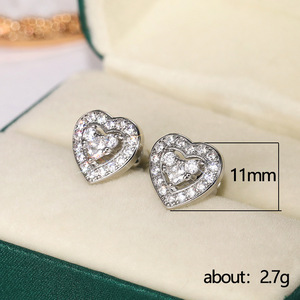 Mini orecchini a forma di cuore per donna, accessori di moda minimalisti e carini da indossare tutti i giorni - Product Image 4