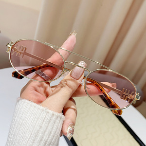 Gafas de Sol Metálicas Retro Ovaladas Miao Family, Montura Dorada, Protección UV400, Gafas de Sol de Moda para Mujer - Product Image 4