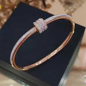 2024 perhiasan gelang bagus wanita trendi baja tahan karat gelang lapis emas 18k tanpa noda desain campuran stok tersedia