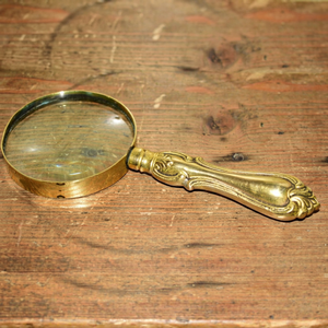 Loupe de lecture portative vintage en métal de 7 pouces avec poignée Art Nouveau et cadre à bordure fendue, style antique et décoratif - Product Image 1