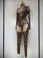 Combinaison moulante extensible à imprimé léopard pour femme avec strass pour tenue de chanteuse ou de danseuse en boîte de nuit, bar ou sur scène