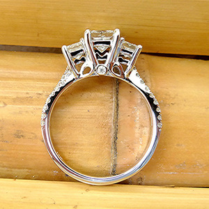 Anello di Fidanzamento con Zirconia Cubica per Donne, Fascia con Gemma Simulata alla Moda e Stile Elegante - Product Image 4