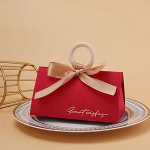 Triangle de fabrication fine pour Champagne Gold Bow Boîte à bonbons de mariage Papier <span class=keywords><strong>d</strong></span>'art élégant avec gaufrage pour les <span class=keywords><strong>cadeaux</strong></span> des invités - Product Image 4