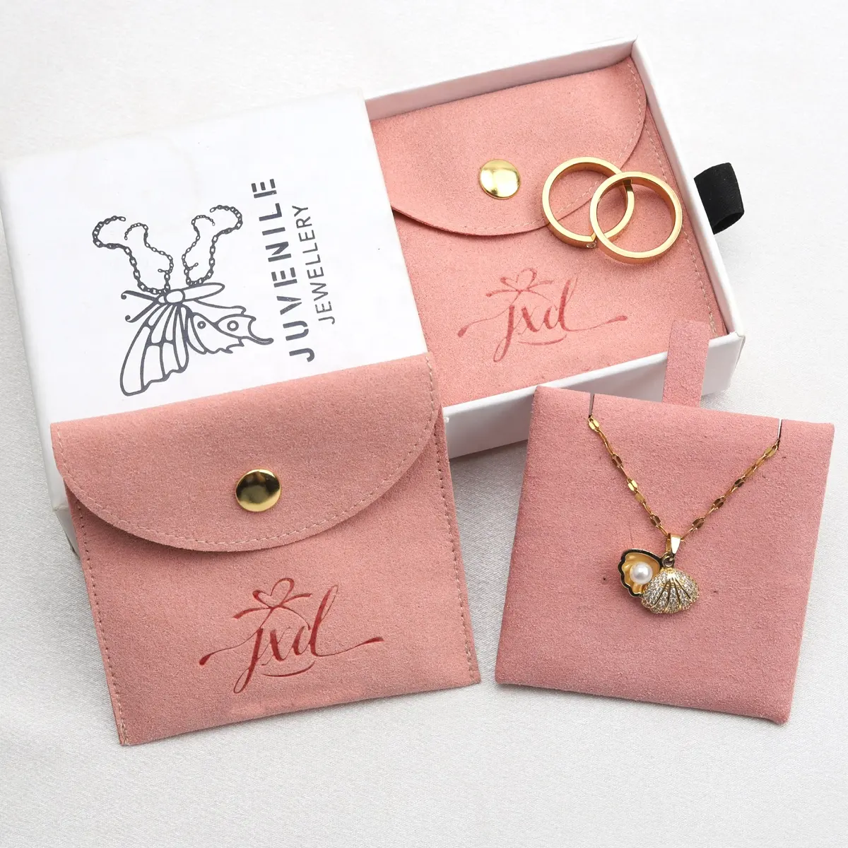 Pochette à bijoux en microfibre avec logo personnalisé gaufré avec bouton pression Insert de luxe en daim rose enveloppe boucle d'oreille anneau sac à bijoux