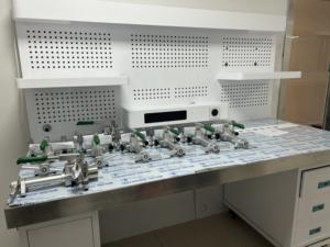 Calibrateur de pression automatique de table, adaptateur de pression pour l'étalonnage des manomètres, test modulaire simplifié, électrique - Product Image 1