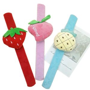 Bracelet claquant en peluche écologique en forme de fruit, en gros, promotionnel, avec alliage de zinc, pour récompense des enfants de maternelle - Product Image 1