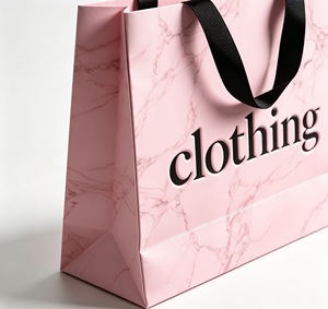 ถุงกระดาษร้านเสื้อผ้าระดับไฮเอนด์ ลายหินอ่อนสีชมพู แข็งแรงทนทาน พร้อมหูหิ้วไนลอนสีดำ และโลโก้แบบนูน - Product Image 5