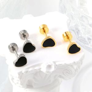 Boucles d'oreilles tendance en acier inoxydable plaqué or 18 carats avec cœur noir mignon, clous d'oreilles à vis pour femme, bijoux de mode - Product Image 1