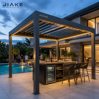Pergola motorisée en aluminium à lames orientables avec mini-bar intégré, réfrigérateur et éclairage LED pour terrasse de villa ou fête au bord de la piscine