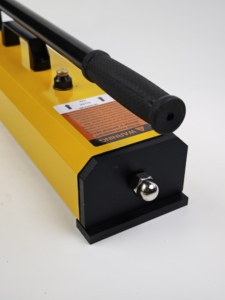 Pompe hydraulique manuelle simple effet VP-801 de 4500 cm³, équivalente à ENERPAC, pour le démontage d'équipements lourds et les travaux de presse hydraulique en usine - Product Image 4