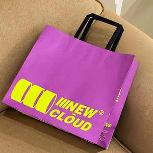 Bolsa de Regalo Grande de Papel Kraft Reciclable y Ecológica Personalizada con Asas Planas, Bolsa de Papel Kraft Personalizable para Ropa - Product Image 5