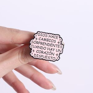 Épingles en émail avec verset biblique espagnol « Tu es là où Dieu veut que tu sois », broche de foi, badge de revers, vente en gros - Product Image 4