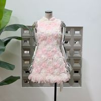 Vente en gros de vêtements de boutique : Nouvelle robe d'été sans manches coupe trapèze, rose à motifs floraux, col montant et bordure à volants noirs