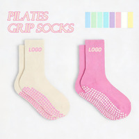 Chaussettes antidérapantes pour femmes avec logo personnalisé de haute qualité, vente en gros, chaussettes de yoga antidérapantes respirantes de haute qualité, chaussettes de pilates avec grip pour l'entraînement