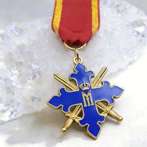 Broche de Medalla Cruzada Vintage Personalizado con Insignia de Corona <span class=keywords><strong>y</strong></span> Espadas en Esmalte Azul <span class=keywords><strong>y</strong></span> Cinta Roja, Chapado en Oro, Coleccionable - Product Image 1