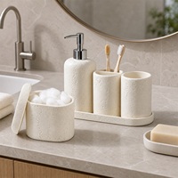 Ensemble d'accessoires de salle de bain CF Modern 5 pièces en résine, style faux travertin, comprenant un plateau de vanité, un pot à cotons-tiges, un porte-brosse à dents et un gobelet pour bain de bouche
