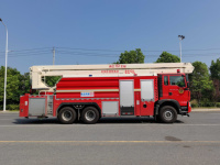 Camion de pompiers Sinotruk HOWO de grande capacité avec fonction de jet de levage pour les opérations de sauvetage en altitude