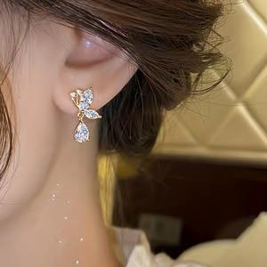 أقراط متدلية على شكل فراشة من سبيكة النحاس المطلية بالذهب عيار 14 قيراط مع زركونيا مكعب للنساء، مناسبة للذكرى السنوية والزفاف - Product Image 3