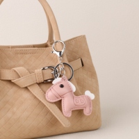 Breloque de sac en PU en forme de poney, faible MOQ pour les détaillants, conception personnalisée pour la décoration de vestes, sacs fourre-tout, souvenirs de boutique, ornements de porte-clés
