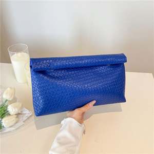 Bolso de fin de semana de lona gris con logotipo personalizado para mujer con botones de algodón y correa de hombro ajustable - Product Image 3