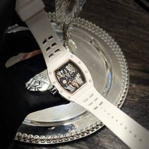 El reloj de pulsera de estilo rock más lujoso con tourbillon de oro RM 66 "Devil's Horn" de fibra de carbono, edición limitada. - Product Image 4
