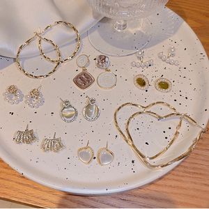 Boucles d'oreilles créoles noires roses de Style coréen, vente en gros, boucles d'oreilles mignonnes mélangées en acrylique mignonnes pour femmes, accessoires boucles d'oreilles - Product Image 1