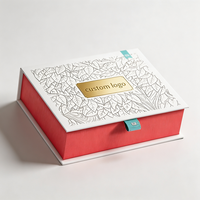 Boîte cadeau rigide de luxe personnalisée avec couvercle à charnière, compartiments, ruban, languette de tirage et logo en feuille d'or pour l'emballage de bijoux et d'accessoires