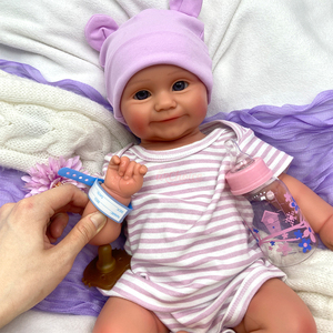 ตุ๊กตาซิลิโคนแบบเปิดปากสัมผัสนุ่มเหมือนจริง ขนาด 20 นิ้ว รุ่น Maddie พร้อมจุกนมหลอก รูปร่างสมจริงทั้งตัว ล้างทำความสะอาดได้ - Product Image 2