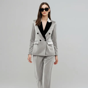 Ensemble tailleur élégant gris argenté en velours pour femme : blazer croisé et pantalon ajusté – Tenue de bureau de luxe - Product Image 1