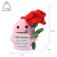CHANGXU CRAFT Ornement animalier fait main au crochet tenant une carnation, cadeau créatif pour la fête des mères