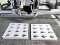 Cortadora CNC de espuma con cuchilla oscilante para la producción de insertos de embalaje personalizados