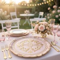 Assiettes de présentation en plastique rose doré à motif floral baroque en relief, assiettes de base à bord festonné pour hôtels, mariages, événements formels, vente en gros