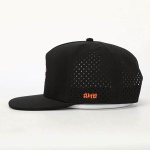 Casquette Snapback Hip-Hop Noire Personnalisée à 5 Panneaux avec Logo Brodé, Casquette de Sport à Visière Plate avec Trous Découpés au Laser, Vente en Gros - Product Image 3