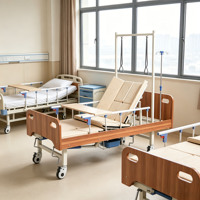 Lit médical semi-courbé manuel pour usage clinique, structure robuste, barrières latérales antidérapantes, cadre de traction et table pliante